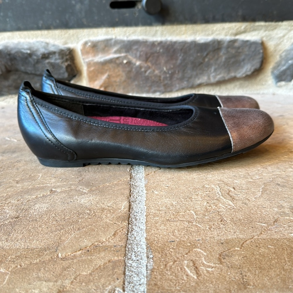 Munro Black Leather Ballet Flats 8 - 8.5 N with Metallic Bronze Cap Toe - Picture 2 of 3